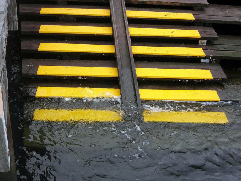 Tấm Chống Trượt Cho Cầu Thang 90x15x0.35 18739 Tấm Chống Trượt Cho Cầu Thang 90x15x0.35 18739